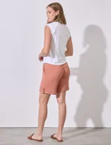 Remera blanca de modal, marca Tahari, con escote a la base, manga raglán y detalle de punto smock en los hombros.