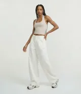 Blusa frente única color beige, con escote cuadrado y bretel ajustado en el cuello. Confeccionada en microfibra, es sin mangas y de corte ajustado.