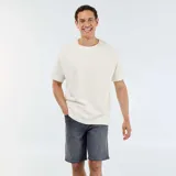 Bermuda vaquera de corte slim fit en color gris con efecto lavado vintage, con bolsillos laterales y traseros y cierre de botón y cremallera.