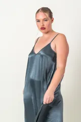 Vestido largo color gris plateado, de viscosa, con breteles finos y corte acampanado.