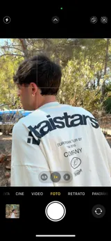 Remera negra de algodón con estampado blanco en la espalda con el logo de la marca y la frase "European Tour by Ittai Stars Company".