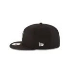Gorro negro de visera plana, con logo bordado de los Boston Celtics en el frente. Modelo 9Fifty ajustable.