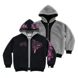 Campera reversible con cierre frontal. Un lado es de algodón negro con estampa y bordado en color rosa, y el otro lado es de tela polar de pelo largo en color gris. Presenta corte oversize, capucha y puños acanalados.
