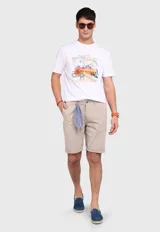 Bermuda color beige con bolsillos laterales y traseros.