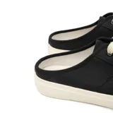 Zapatilla mule negra de cuero sintético con cordones blancos y suela de goma blanca.