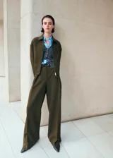 Pantalón de vestir verde militar de corte recto y holgado, tiro medio y diseño clásico con pinzas frontales.