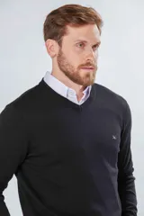 Buzo negro de tejido de hilo liviano 100% algodón con cuello en V y logo bordado en el pecho.