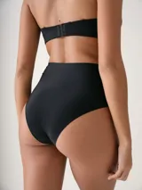 Bombacha de tiro alto y corte láser, color beige, con diseño sin costuras que ofrece un efecto segunda piel.