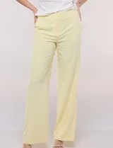 Pantalón sastrero blanco de tiro alto, corte wide leg y pierna ancha con caída fluida. Cuenta con cintura ancha lisa, cierre frontal oculto y bolsillos laterales.