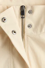 Campera corta de sarga con cuello elevado, solapa rompevientos con cierre y botones a presión ocultos. Diseño oversized con hombros caídos, bolsillos delanteros de fuelle con solapa y cordón elástico ajustable en el bajo.