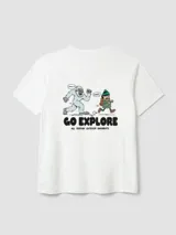 Camiseta gris de algodón orgánico con estampado de un yeti y un explorador en la espalda, corte oversize.