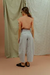 Pantalón de corte amplio, con diseño de rayas sutiles y bolsillos delanteros.