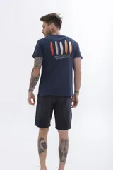 Remera azul marino de manga corta con pequeño estampado en el pecho.