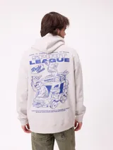 Canguro gris claro con capucha y estampado trasero en azul. El estampado incluye el texto "Spirit League Rusty Team" y una ilustración de una camioneta con animales y tablas de surf.