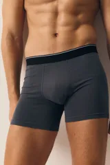 Pack de tres calzoncillos tipo trunk de punto elástico de algodón en gris y negro, con cintura elástica con logo en blanco y costuras planas. Confeccionados con tecnología Lycra® Xtra Life™.
