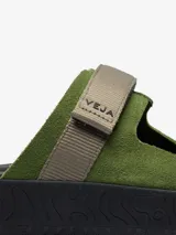 Sandalias Veja Arpoador con tiras de cuero verde y ajuste con velcro. Suela de goma negra con textura.
