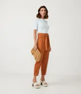 Blusa de punto acanalada color marfil, con cuello barco y mangas cortas, de corte ajustado al cuerpo de la marca Marfinno.