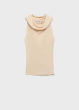 Musculosa color crema de tejido de punto fino con cuello drapeado y diseño entallado.