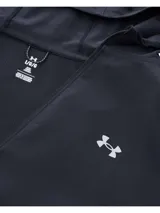 Campera deportiva Under Armour con capucha, confeccionada en tejido impermeable y transpirable con tecnología UA Storm. Presenta cierre frontal completo, bolsillos laterales con cremallera y detalles reflectantes en las mangas con diseño de líneas verticales.