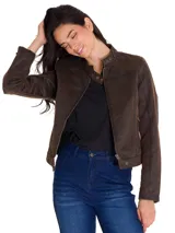 Chaqueta estilo moto color marrón de Caterpillar, confeccionada en sarga encerada. Cuenta con cierre frontal central metálico, cuello alto con cierre a presión, bolsillos inferiores y cremalleras en las aberturas de las mangas. Incluye detalle de etiqueta con logotipo en el pecho.