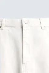 Jeans wide fit de color blanco, confeccionados en denim de algodón rígido, con corte relajado, tiro medio y diseño de cinco bolsillos.