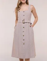 Vestido midi abotonado verde melange, con escote recto, tirantes anchos y falda de calce recto con vuelo sutil. Tiene abotonadura frontal completa con botones estilo carey, cinto textil con hebilla para ajustar la cintura y bolsillos laterales.