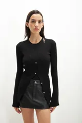 Cardigan negro de punto acanalado con cuello redondo, cierre frontal con botones y mangas largas.