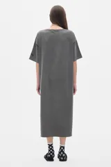 Vestido midi color ladrillo con efecto lavado, de corte amplio, cuello redondo y mangas cortas caídas. Presenta aberturas laterales.