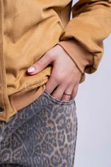 Campera bomber color camel con cierre de botones a presión y puños elásticos.