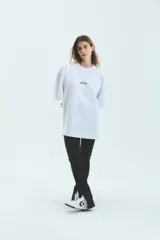 Remerón blanco de jersey de algodón con cuello redondo y mangas cortas. Estampa en delantero y espalda con la palabra 'Athleisure' y el logo de la marca.