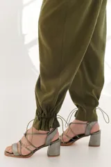 Sandalias de cuero plateado con taco bloque, tiras finas y cordones para atar al tobillo.