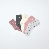 Pack de cinco pares de medias de algodón con diseño de corazones. Incluye modelos en colores gris oscuro, crema, rosado y gris claro, con diferentes patrones de corazones estampados.