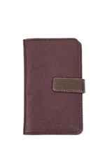 Billetera compacta de cuerina color bordó con textura granulada, solapa de cierre con broche magnético en tono marrón y costuras decorativas contrastantes.