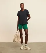 Remera deportiva de manga corta con cuello redondo, confeccionada en tejido texturizado con detalle reflectante y pliegue en la espalda.
