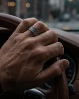 Anillo de plata 925 con diseño central trenzado y bordes lisos, de estilo robusto y masculino.