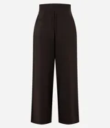 Pantalón sastrero de corte amplio y tiro alto, color marrón, con pinzas frontales profundas y cierre lateral con botón en la pretina.