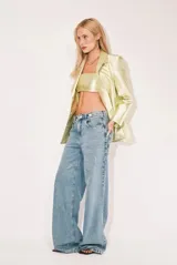 Pantalón de jean celeste de corte wide leg con roturas en las rodillas.