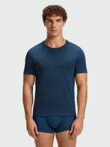 Remera interior de cuello redondo y manga corta, confeccionada en algodón suave. Presenta un diseño minimalista con el logo de la marca bordado discretamente en el pecho.