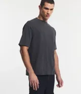 Remera de hombre, corte boxy, color gris oscuro con efecto desteñido, manga corta y cuello alto. Confeccionada en tejido de media malla (malla) de algodón.