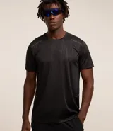 Remera deportiva de hombre con tecnología Dry, diseñada para facilitar la transpiración y el secado rápido. Presenta cuello redondo, mangas cortas, estampa sutil tipo heat print y detalles de líneas en los hombros.