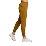 Pantalón de jogging color ocre con cintura elástica ajustable con cordón, bolsillos laterales y logo reflectante.