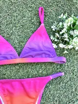 Conjunto de bikini con corpiño triangular fijo y bombacha vedetina regulable.