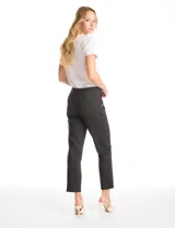 Pantalón de corte recto y largo al tobillo, confeccionado en gabardina elastizada con estampado cuadrillé. Presenta cintura alta tipo pull-on, bolsillos simulados en la parte frontal y detalle de botones decorativos dorados en los laterales de la cintura.