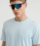 Remera deportiva masculina de manga corta y cuello redondo, confeccionada con tecnología Dry, que facilita la evaporación del sudor. Presenta un pequeño logo circular en el pecho.