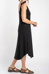 Vestido midi marrón de tejido acanalado, con escote en V y tirantes ajustables con lazos en los hombros.
