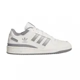 Championes Adidas Forum Low CL, de diseño clásico con base blanca y detalles en gris en las icónicas tres tiras, el talón y la suela. Presenta el logo del trébol de Adidas en el lateral y en la entresuela.
