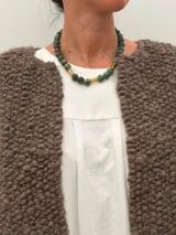 Collar Ound modelo Guayabo, elaborado con cuentas esféricas de piedra en tonos verdosos y marrones, intercaladas con separadores cilíndricos dorados. Cierre de mosquetón dorado.