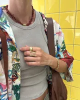 Anillo plateado con diseño abstracto y abierto, realizado en alpaca.