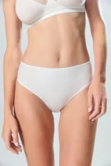 Bombacha tipo vedetina de tiro alto, confeccionada en tricot liso de color beige, con costuras reforzadas en los laterales.