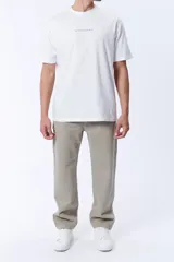 Pantalón estilo carpintero de corte recto y ajuste holgado, confeccionado en tela de algodón resistente. Presenta bolsillos laterales, bolsillos traseros y detalles de costuras reforzadas característicos del diseño utilitario.